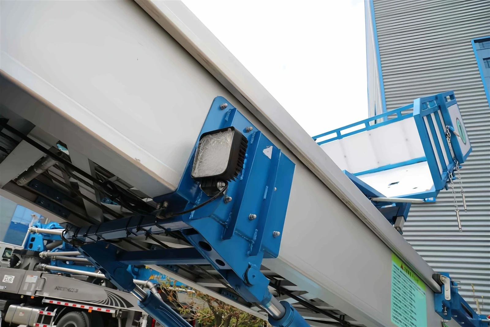 13M Folding Boom Aerial Work Platform Truck