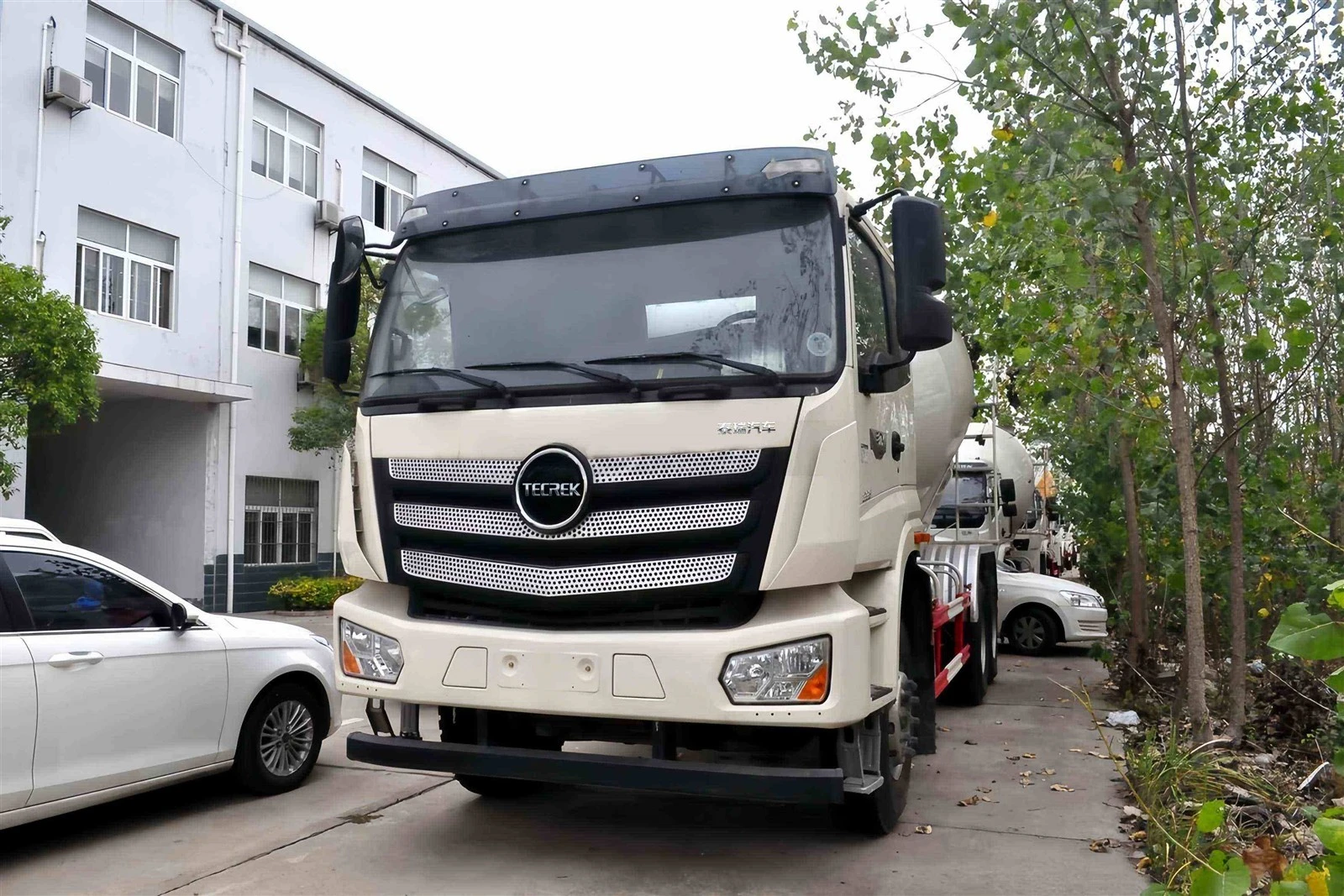 Heavy-Duty 12m3 Cement Mixer Truck